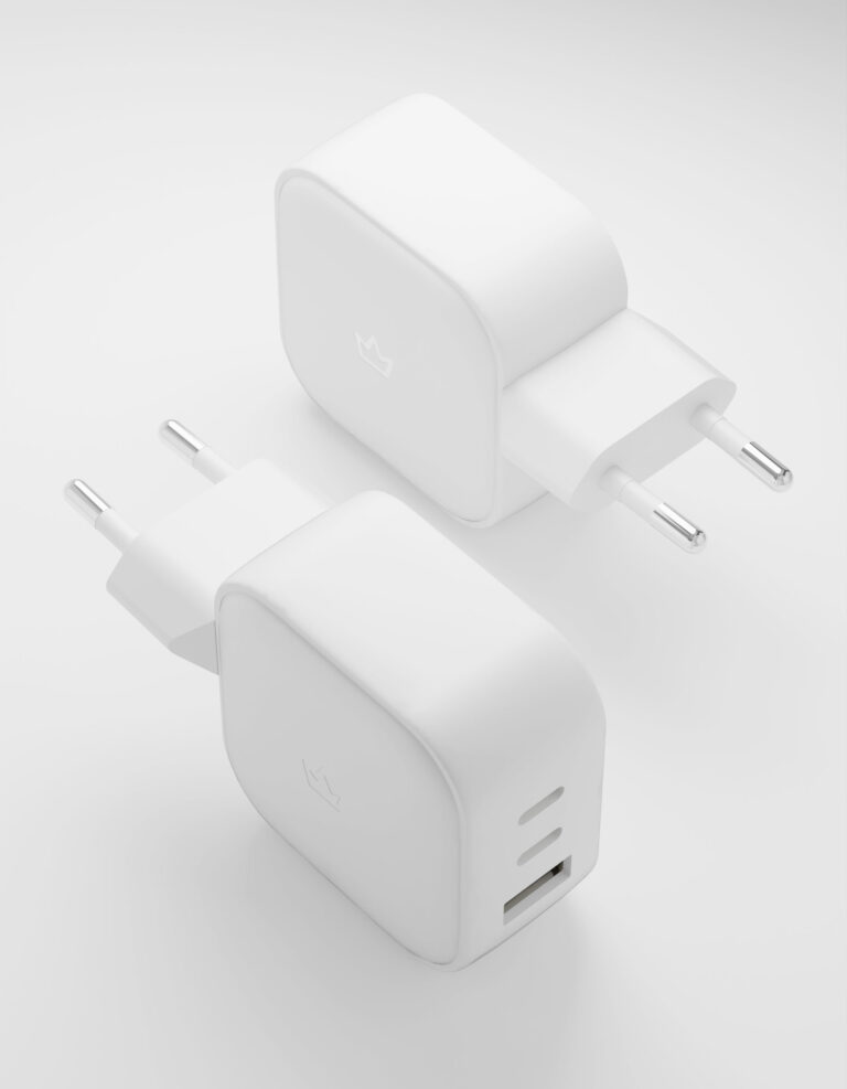 На фото изображено Адаптер питания VLP G-Charge 65W 2xUSB-C + USB-A белый