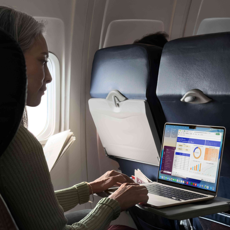 На фото изображено Apple MacBook Air 13" (M5, 10C / 8C, 2026) 16 ГБ, 512 ГБ SSD, Полуночный черный