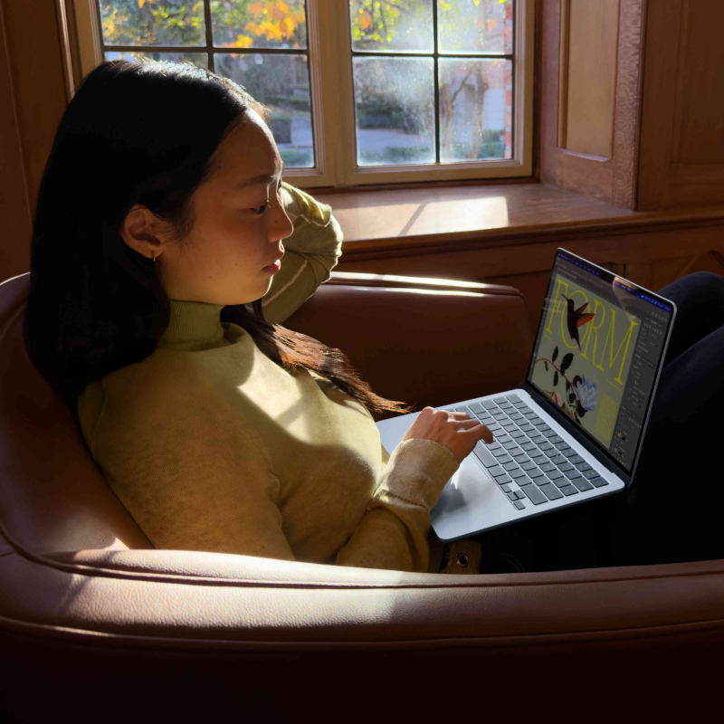 На фото изображено Apple MacBook Air 13" (M5, 10C / 8C, 2026) 16 ГБ, 512 ГБ SSD, Полуночный черный