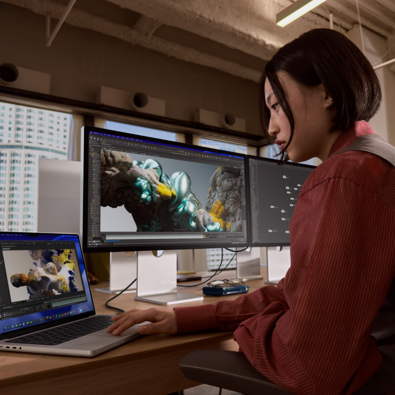 На фото изображено Apple MacBook Pro 16" (M5 Max, 18C / 32C, 2026) 36 ГБ, 1 ТБ SSD, серебристый