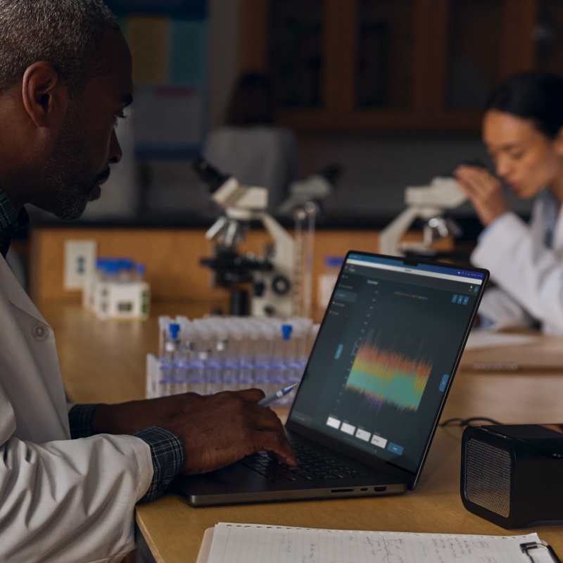 На фото изображено Apple MacBook Pro 16" (M5 Max, 18C / 32C, 2026) 36 ГБ, 1 ТБ SSD, серебристый