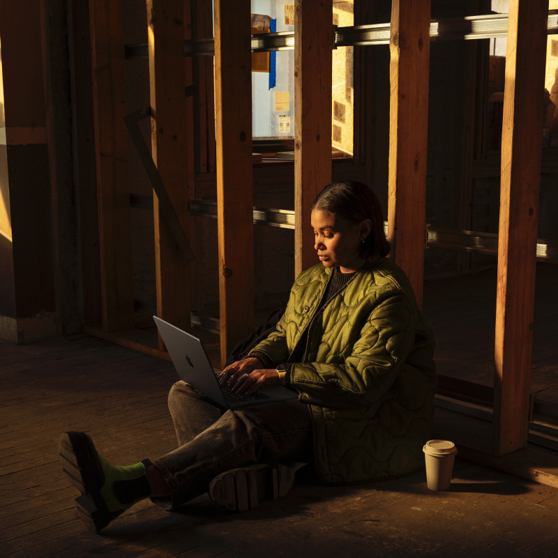 На фото изображено Apple MacBook Pro 16" (M5 Max, 18C / 32C, 2026) 36 ГБ, 1 ТБ SSD, серебристый