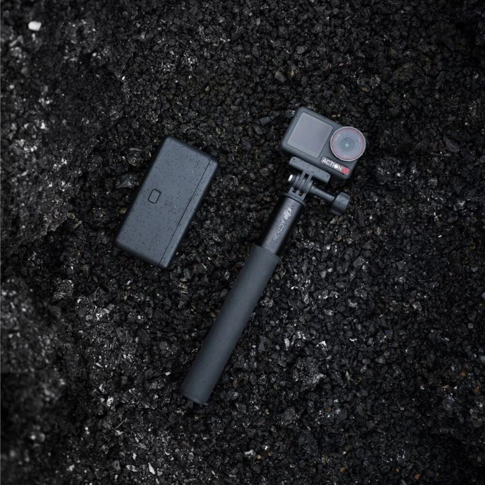 На фото изображено Экшн-камера DJI Osmo Action 5 Pro Adventure Combo